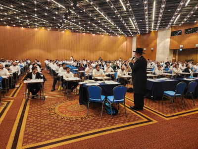 הרב הראשי הגר"ד לאו עם נבחנים לדיינות