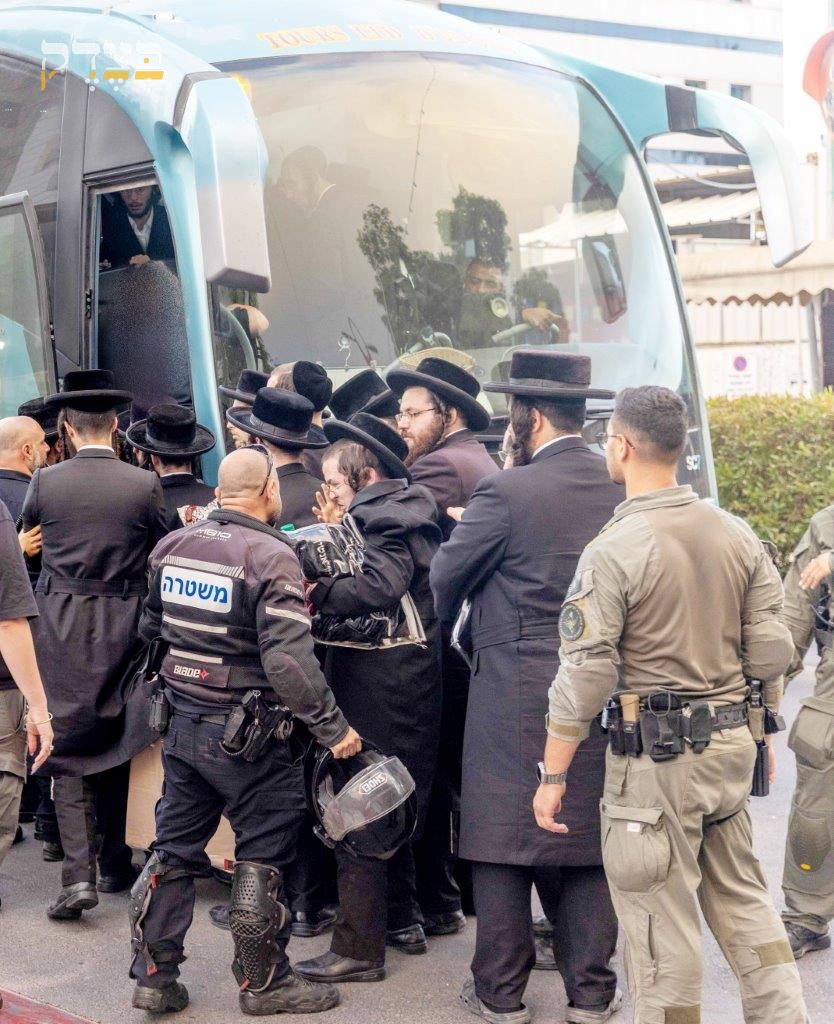 המחאות ביהוד. למצולמים אין קשר לנאמר בכתבה