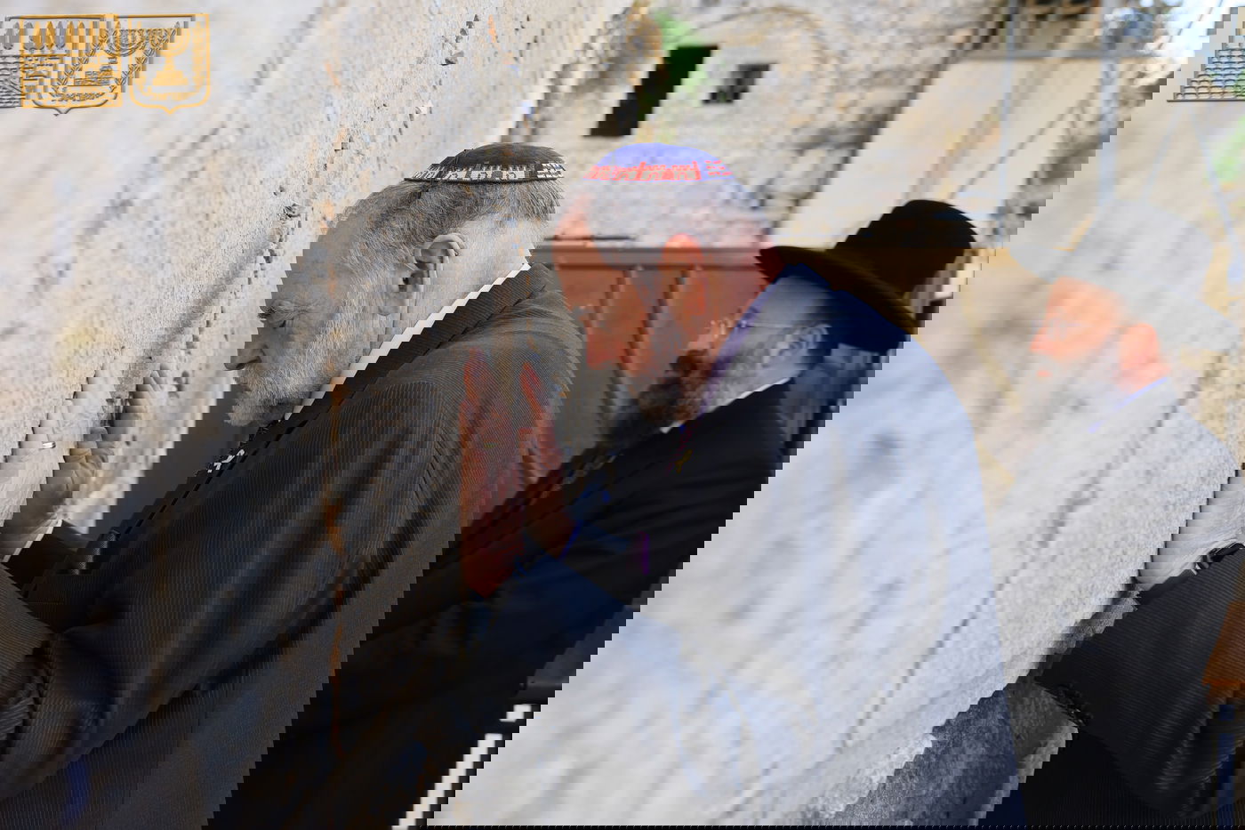 מייק האקבי בכותל 