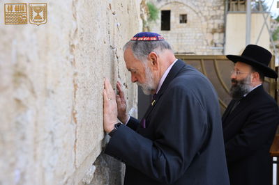 מייק האקבי בכותל 