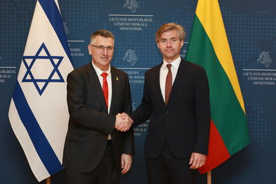 סער בווילנה: "כשאני עומד כאן, אני זוכר את המורשת היהודית של האדמה הזו" 