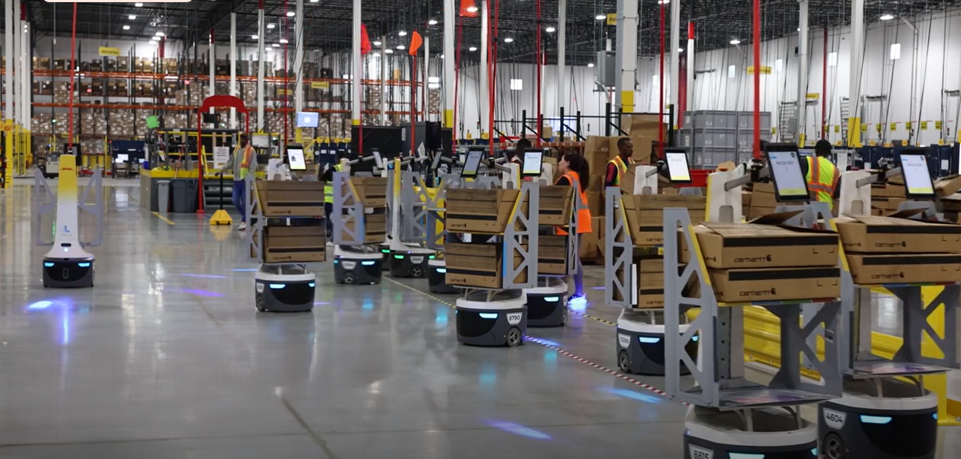 צי של רובוטים במחסן של אמזון