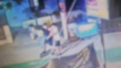 תיעוד: מתחבאים בפינת הרחוב - ומנסים לשדוד עובר אורח בתל אביב