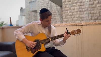 נגן הגיטרה הצעיר בביצוע קסום ללהיט 'הפרחי' הידוע