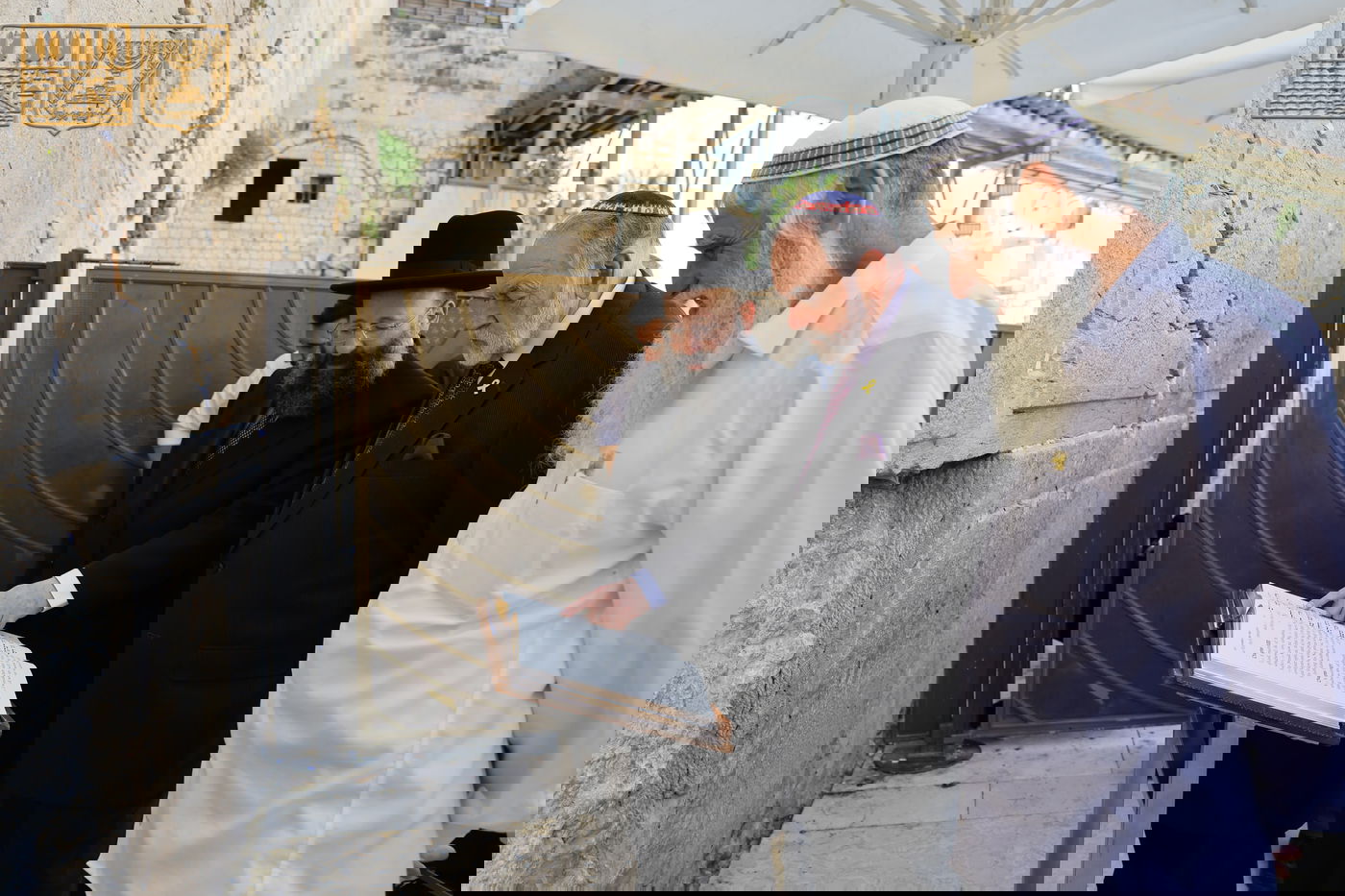 לקראת יום העצמאות של ארה"ב: מייק האקבי ביקר בכותל המערבי