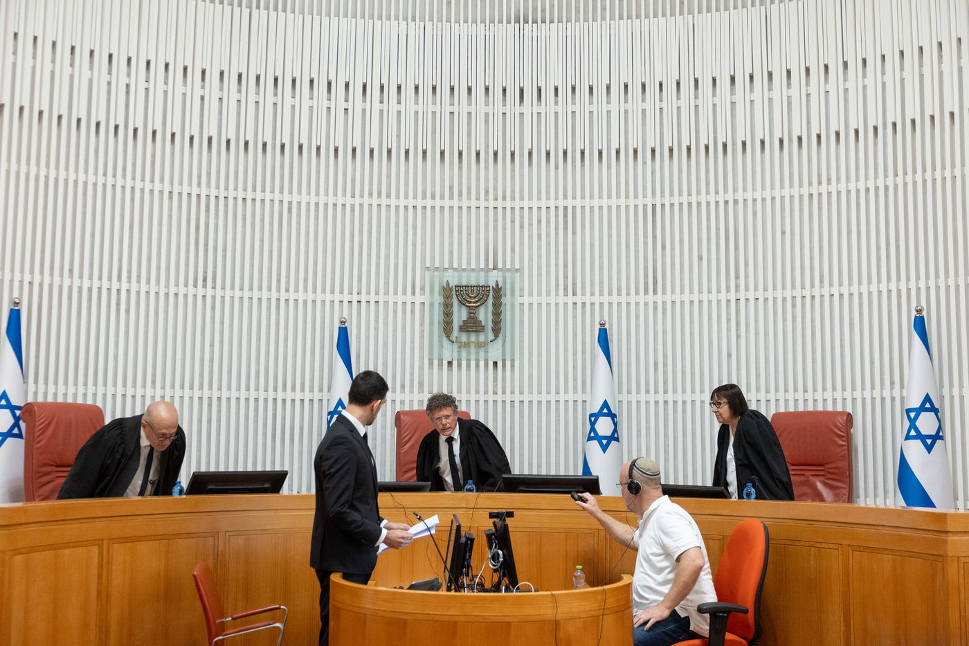 שופטי בג"ץ בדיון | ארכיון