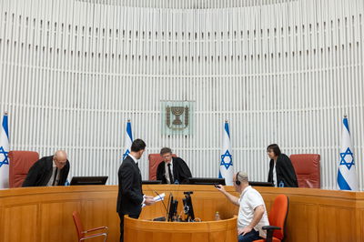 שופטי בג"ץ בדיון | ארכיון