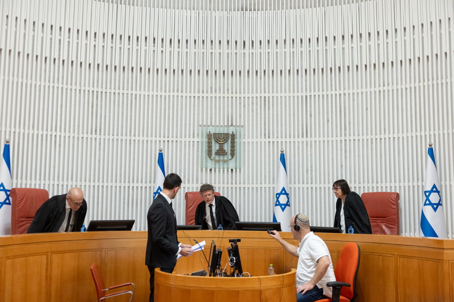 שופטי בג"ץ בדיון | ארכיון