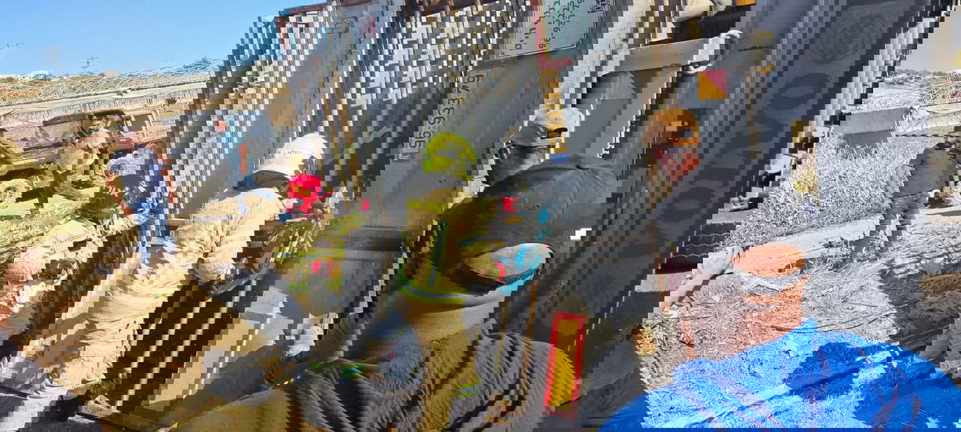 לוחמי האש מחלצים את הפקות המשאית ההפוכה