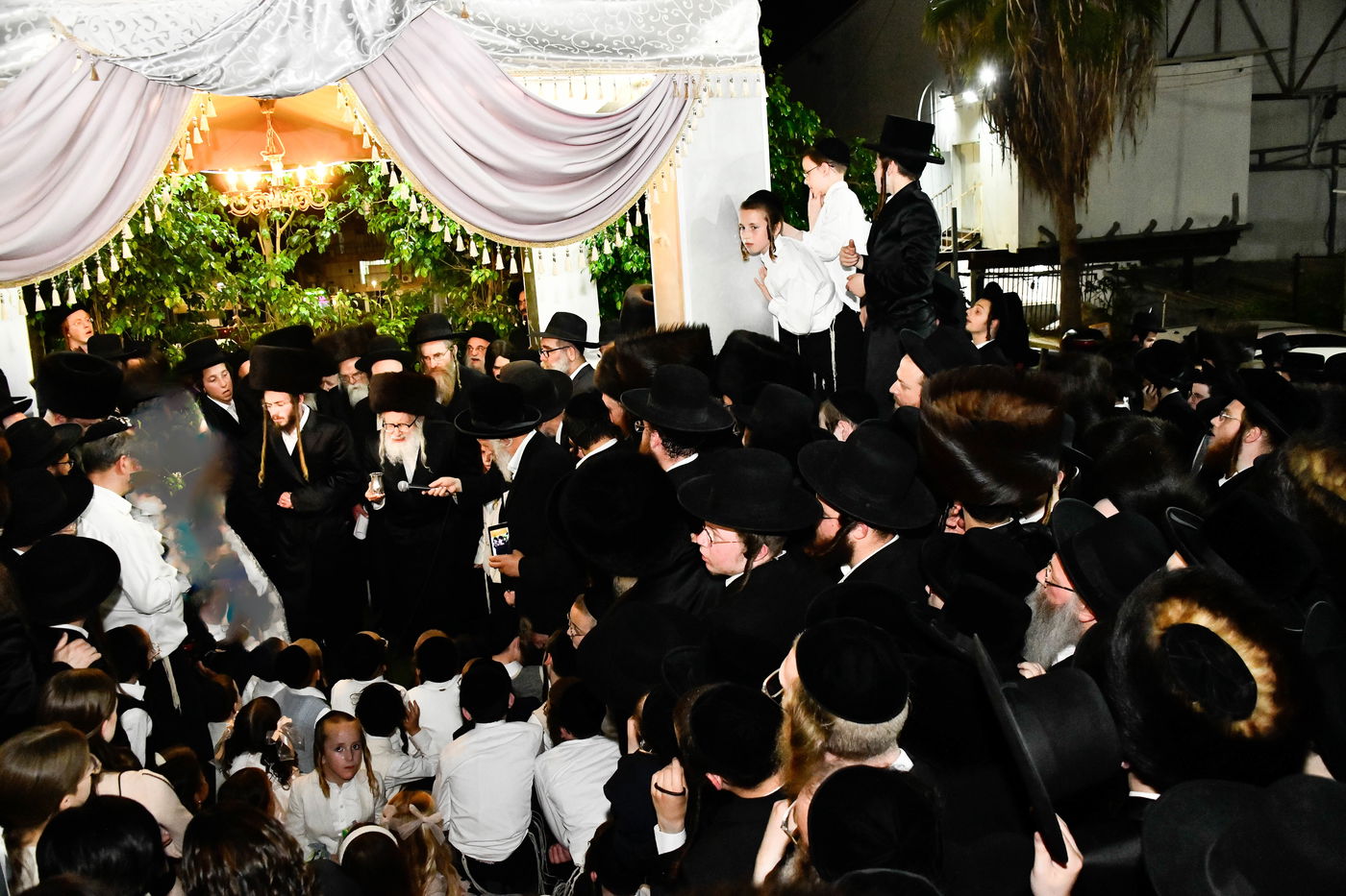 האדמו"ר מאמשינוב בחתונה בבני ברק