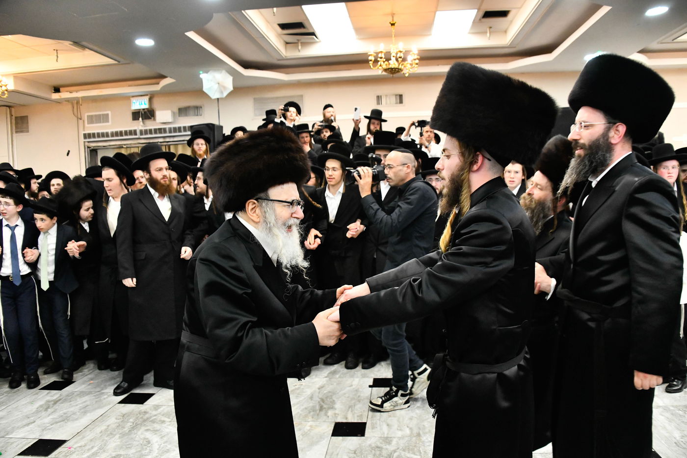 האדמו"ר מאמשינוב בחתונה בבני ברק