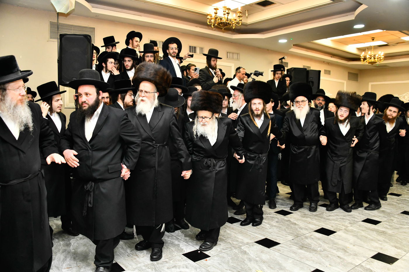 האדמו"ר מאמשינוב בחתונה בבני ברק