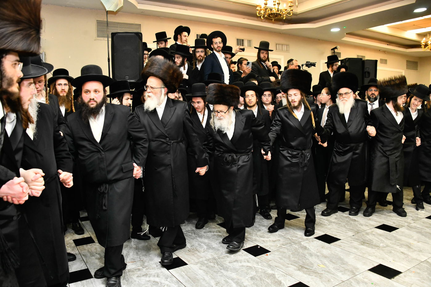 האדמו"ר מאמשינוב בחתונה בבני ברק