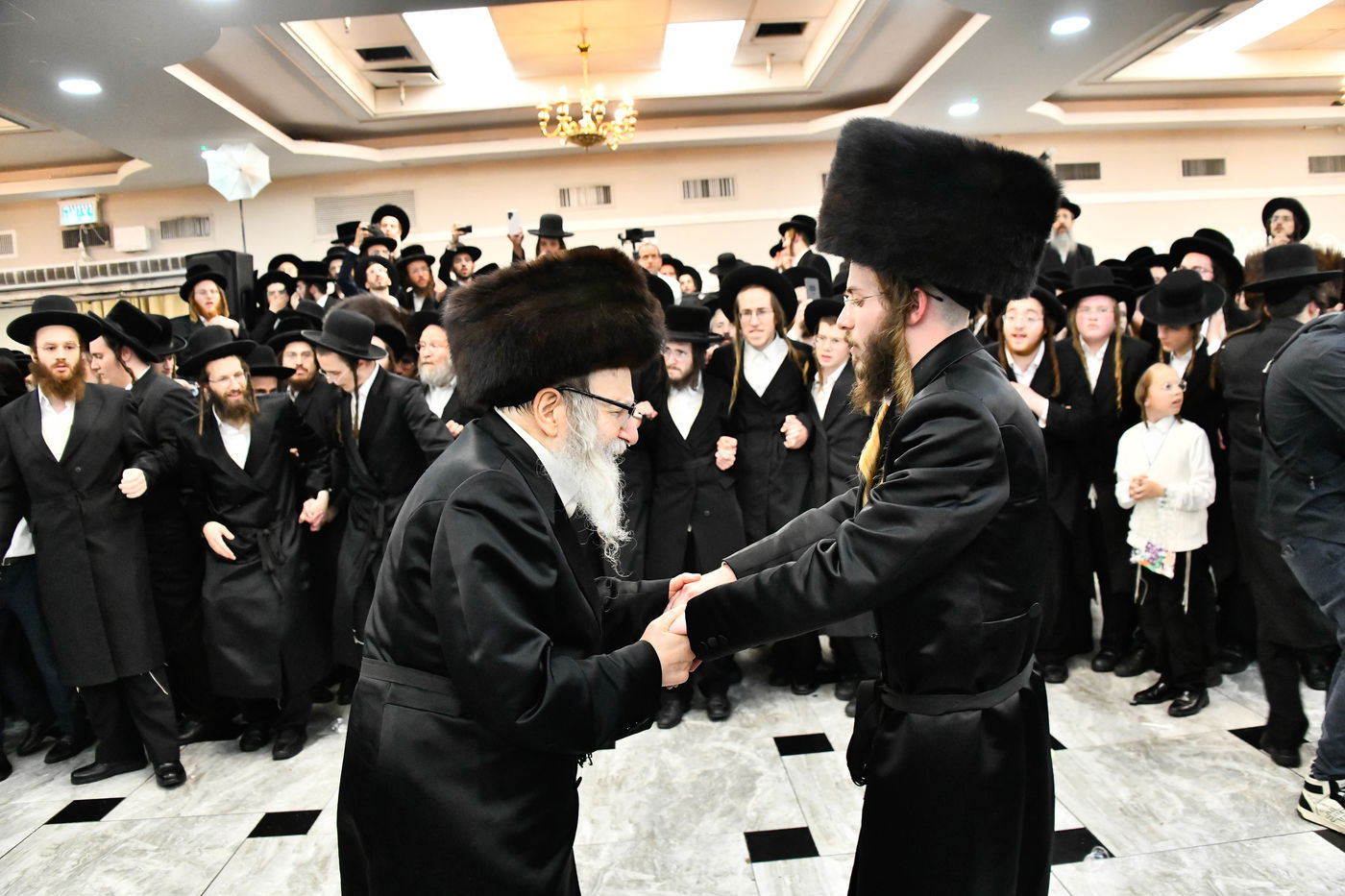 האדמו"ר מאמשינוב בחתונה בבני ברק