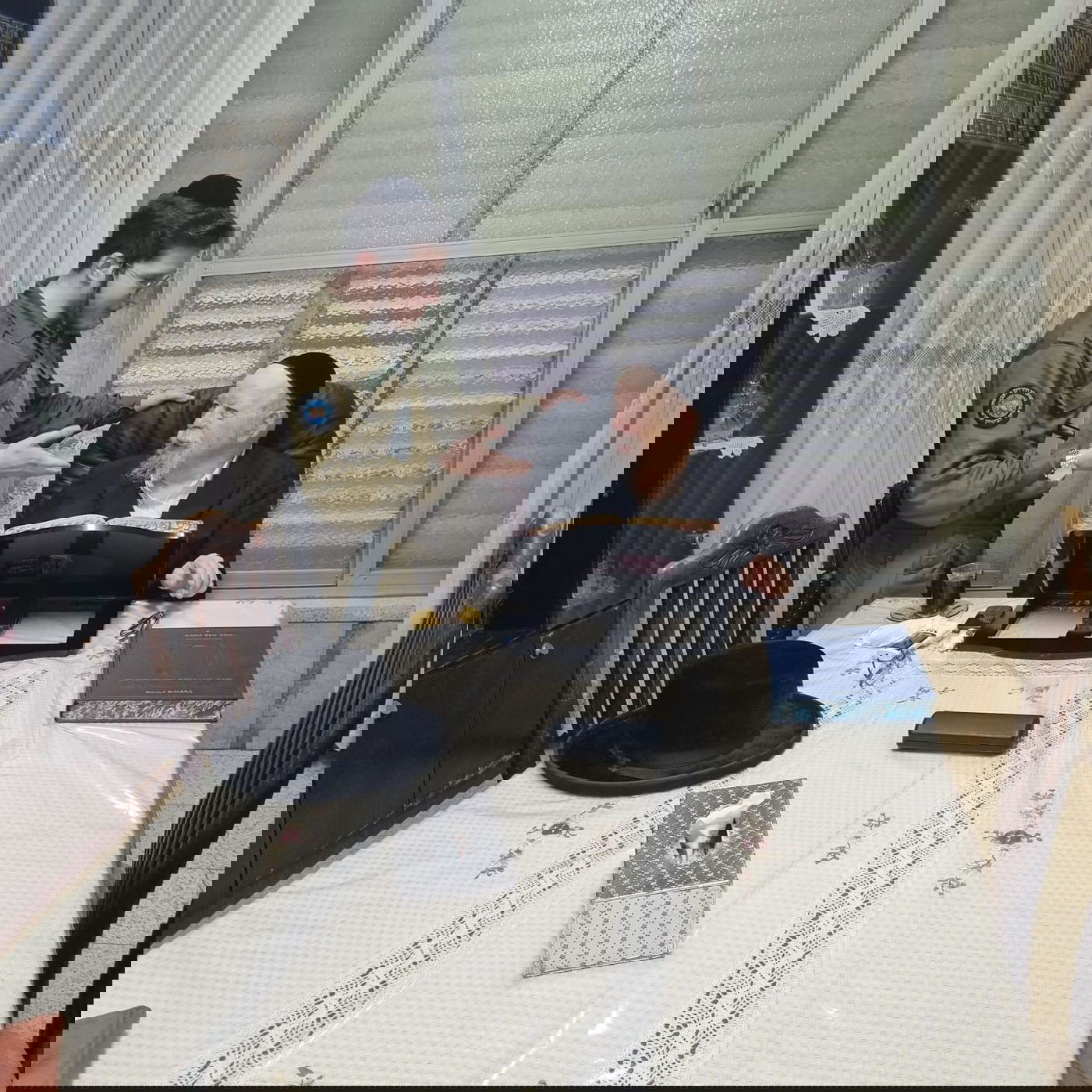 הרב יצחק אייזיק מאיר זלמנוביץ ז"ל, עם נכדו ישכר זלמנוביץ