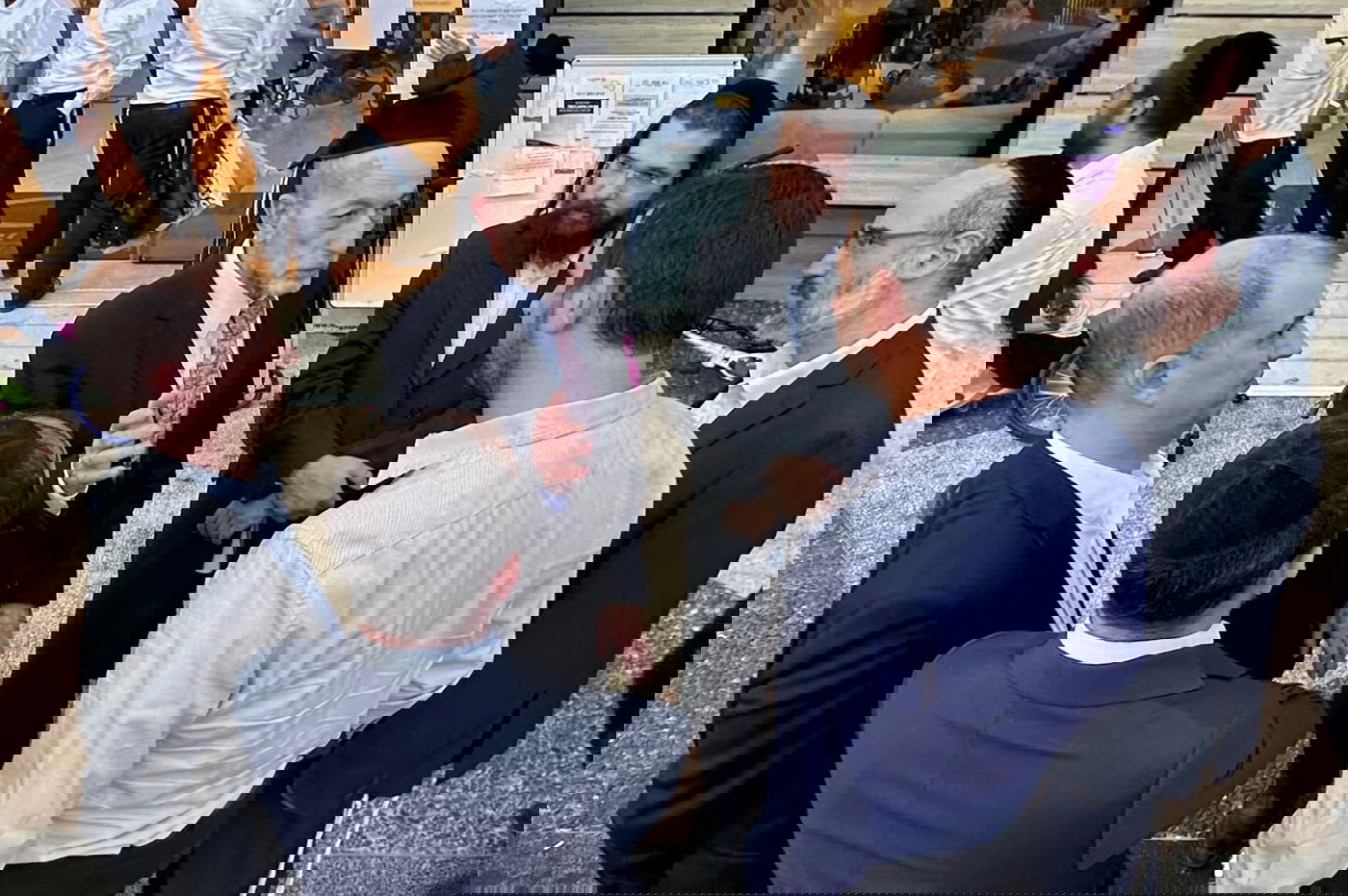 "לא נעזוב אתכם עד שתחזרו הביתה" | סגן השר מקלב במלון המפונים מבני ברק