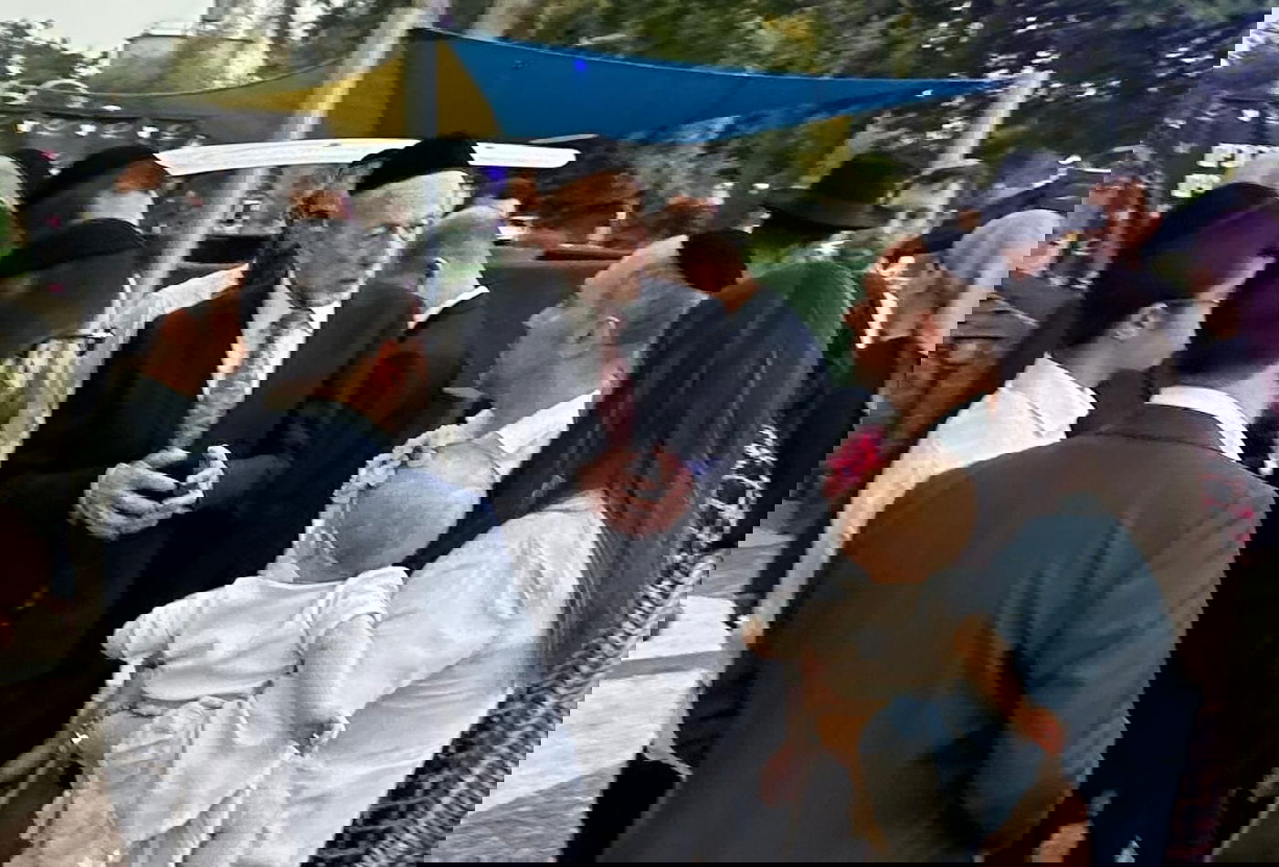 אורי מקלב עם אזרחים | ארכיון