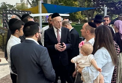 אורי מקלב עם אזרחים | ארכיון