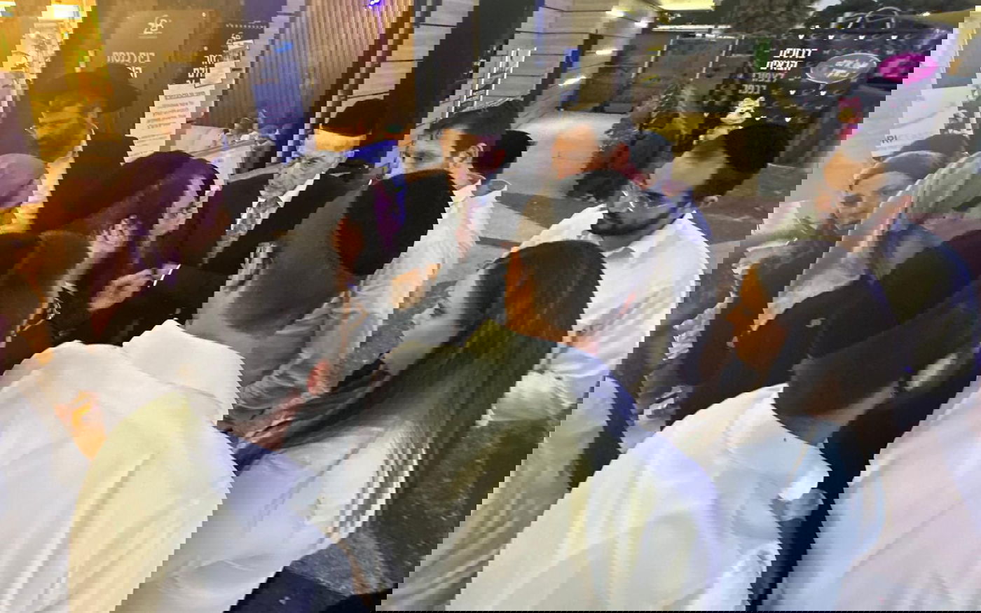 "לא נעזוב אתכם עד שתחזרו הביתה" | סגן השר מקלב במלון המפונים מבני ברק