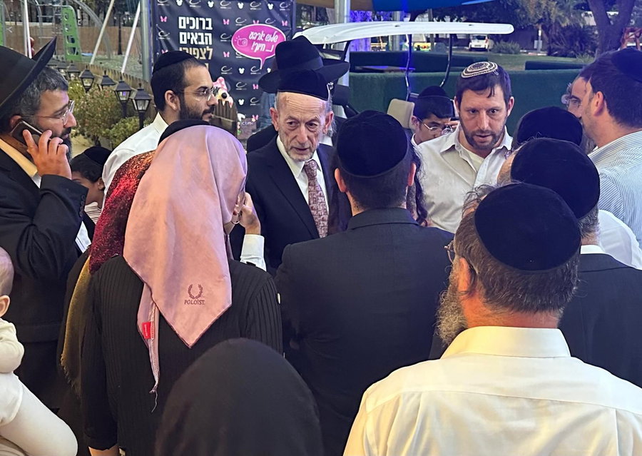 מקלב עם המפונים בבני ברק