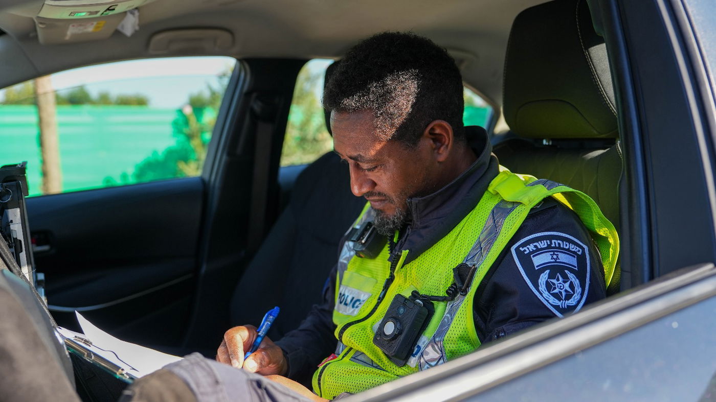 "הגזים": נהג אוטובוס עמוס נוסעים התבקש לעצור - ואז השוטר הופיע