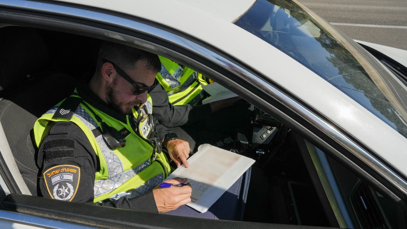 "הגזים": נהג אוטובוס עמוס נוסעים התבקש לעצור - ואז השוטר הופיע