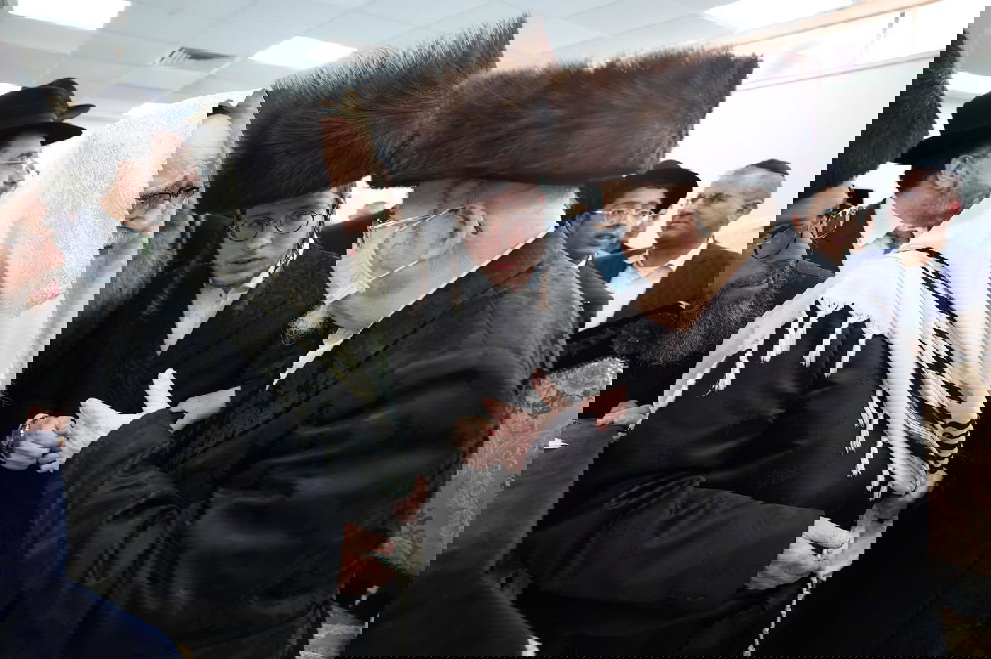 עם נכדו ישכר זלמנוביץ בשמחת הברית לבנו בכורו