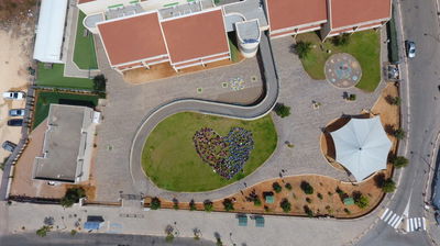 הלב הפועם: תלמידי 'מדעים ויהדות' יוצרים לב אנושי בחצר בית הספר