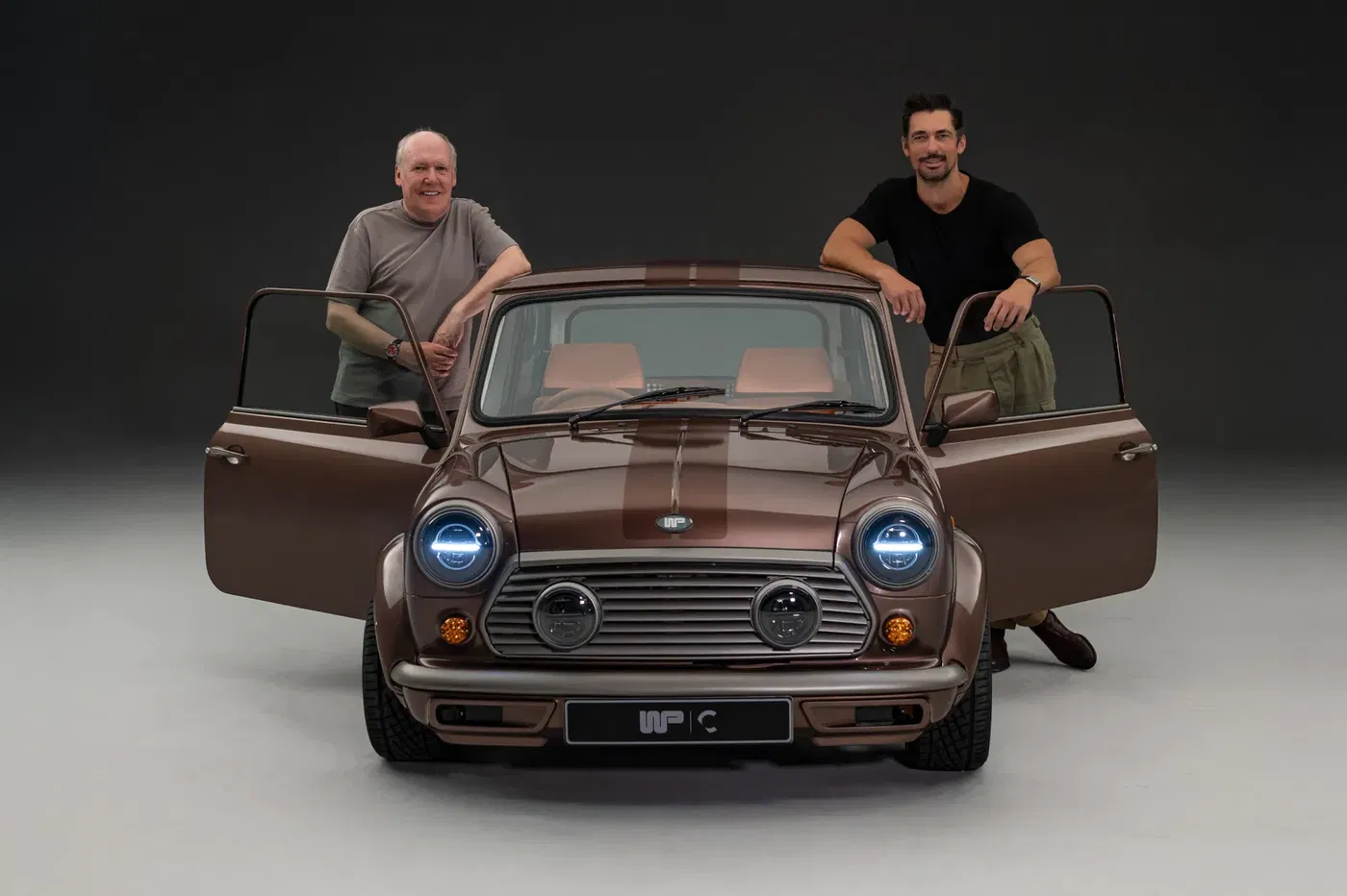 איאן קאלום (מימין) לצד המכונית אותה עיצב