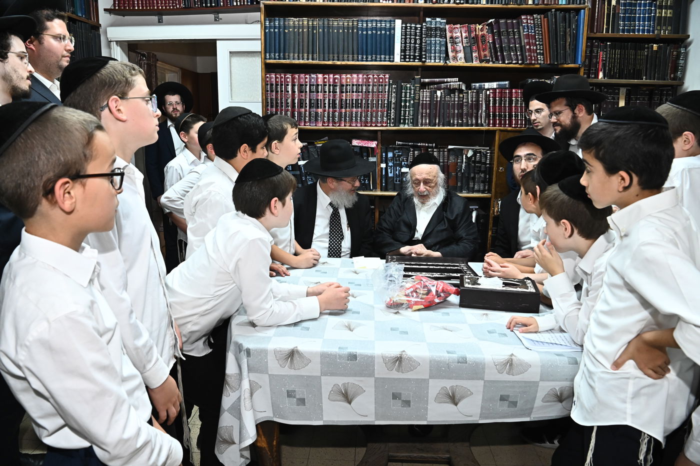 הגרב"ד פוברסקי בוחן את תלמידי תלמוד תורה 'תהילת שלמה'