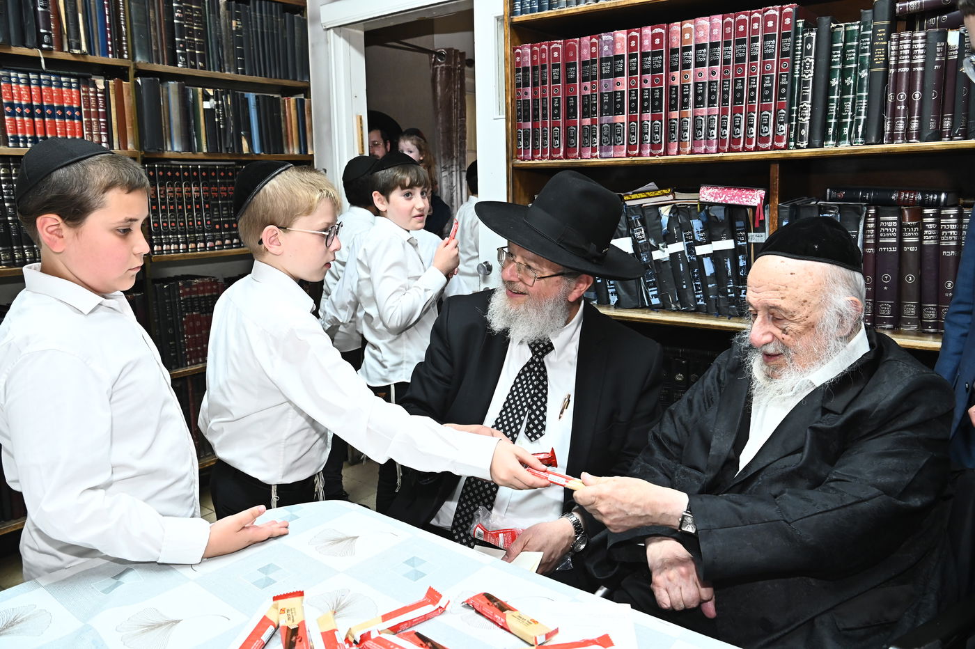 הגרב"ד פוברסקי בוחן את תלמידי תלמוד תורה 'תהילת שלמה'
