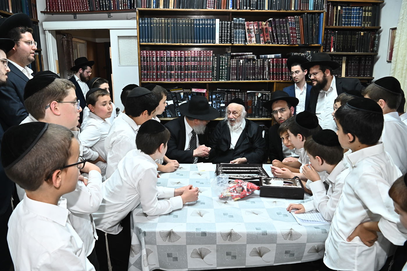 הגרב"ד פוברסקי בוחן את תלמידי תלמוד תורה 'תהילת שלמה'