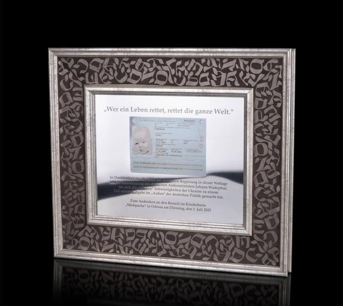 המתנה המרגשת שהילד היהודי היתום העניק לשר הגרמני