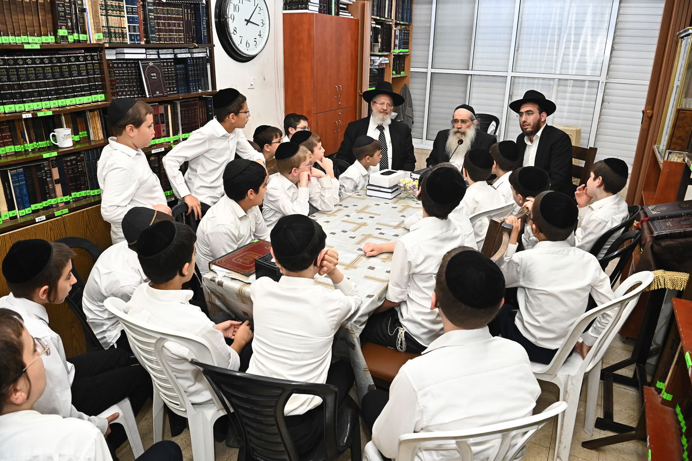 הגר"ש שטיינמן בוחן את תלמידי תלמוד תורה 'תהילת שלמה'