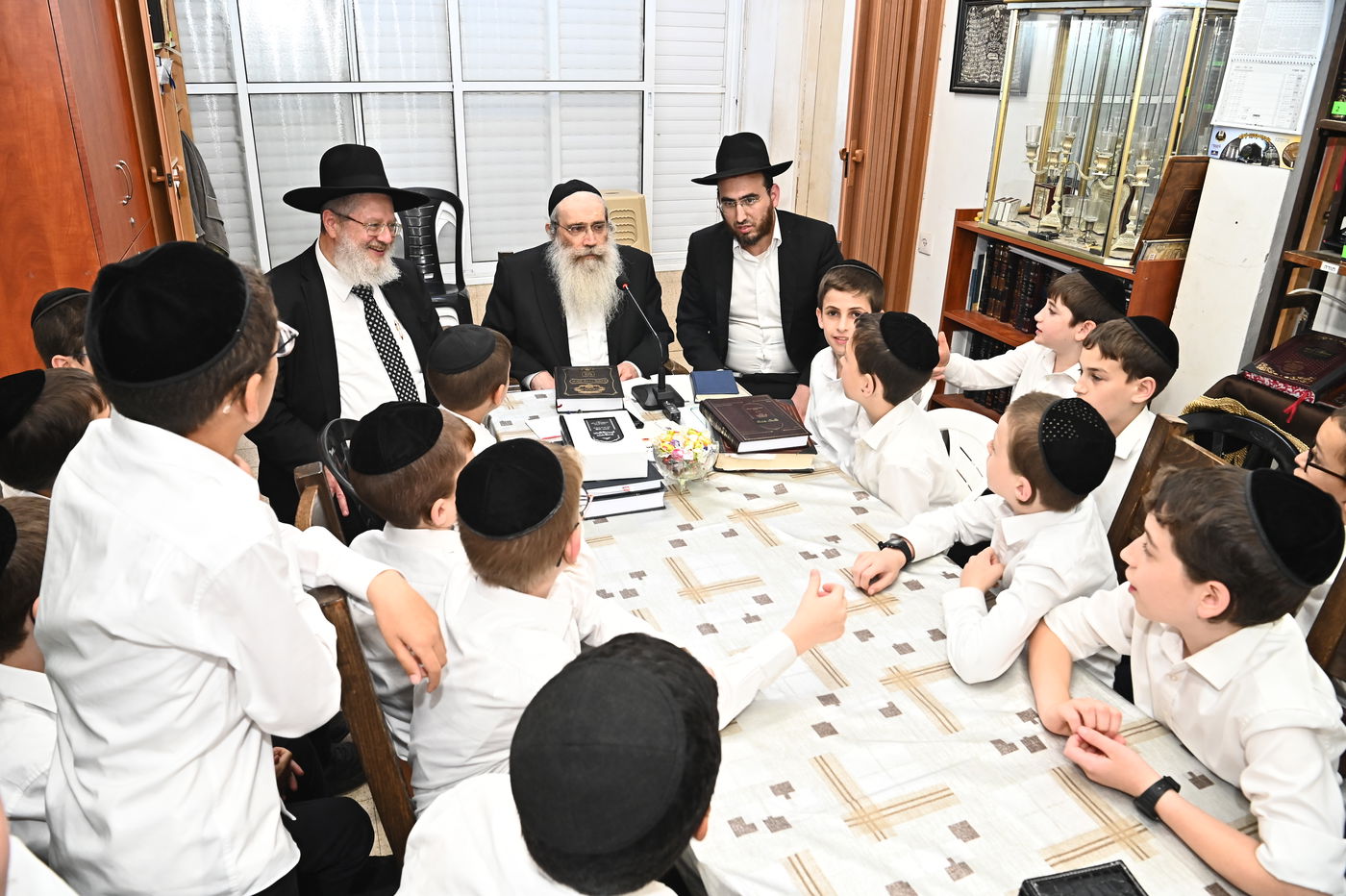 הגר"ש שטיינמן בוחן את תלמידי תלמוד תורה 'תהילת שלמה'