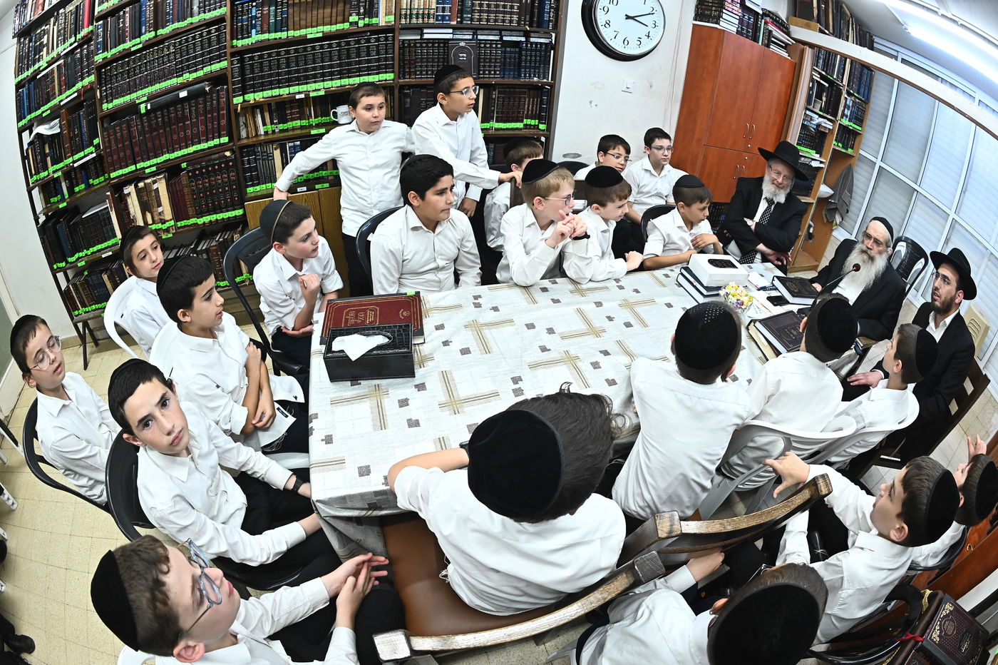 הגר"ש שטיינמן בוחן את תלמידי תלמוד תורה 'תהילת שלמה'