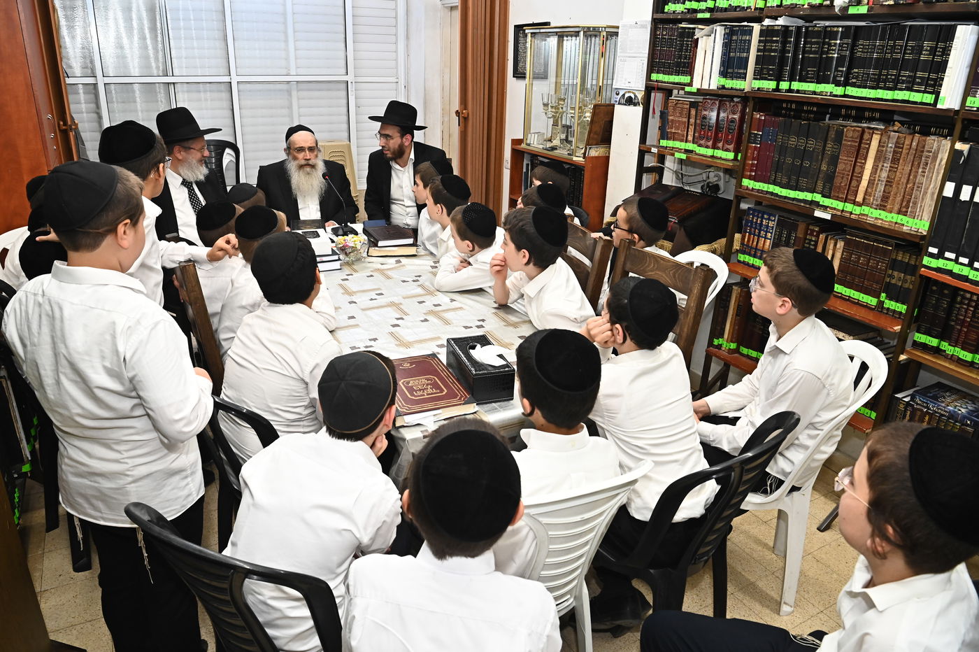 הגר"ש שטיינמן בוחן את תלמידי תלמוד תורה 'תהילת שלמה'