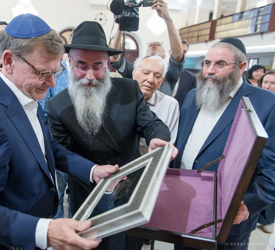 המתנה המרגשת שהילד היהודי היתום העניק לשר הגרמני