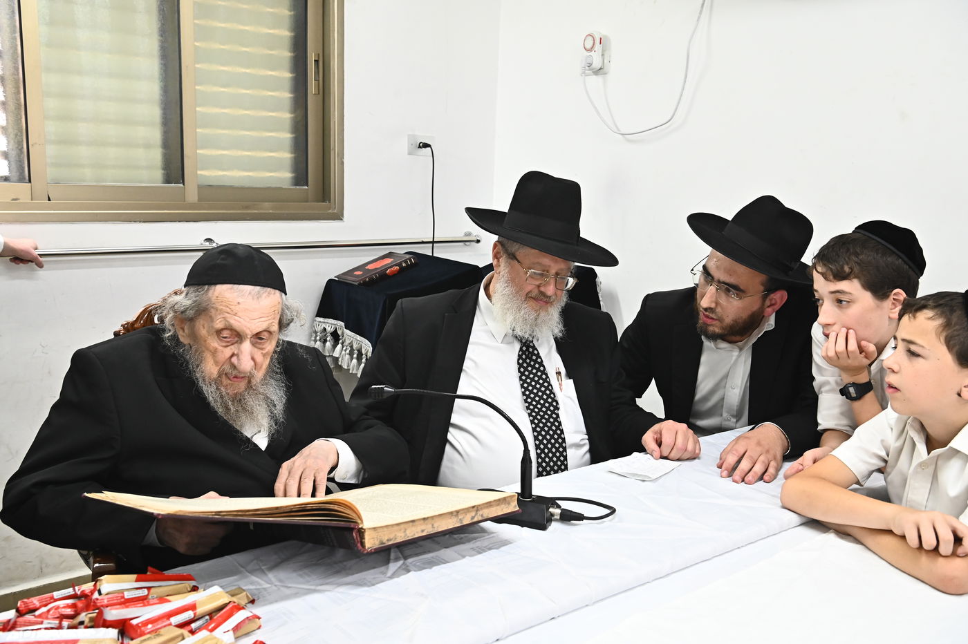 הגר"ד לנדו בוחן את תלמידי תלמוד תורה 'תהילת שלמה'