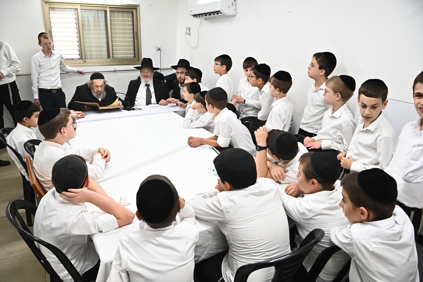 הגר"ד לנדו בוחן את תלמידי תלמוד תורה 'תהילת שלמה'