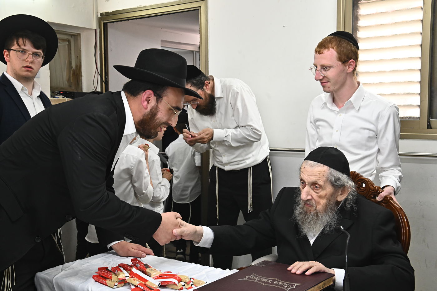 הגר"ד לנדו בוחן את תלמידי תלמוד תורה 'תהילת שלמה'