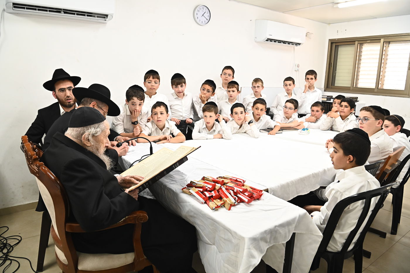 הגר"ד לנדו בוחן את תלמידי תלמוד תורה 'תהילת שלמה'