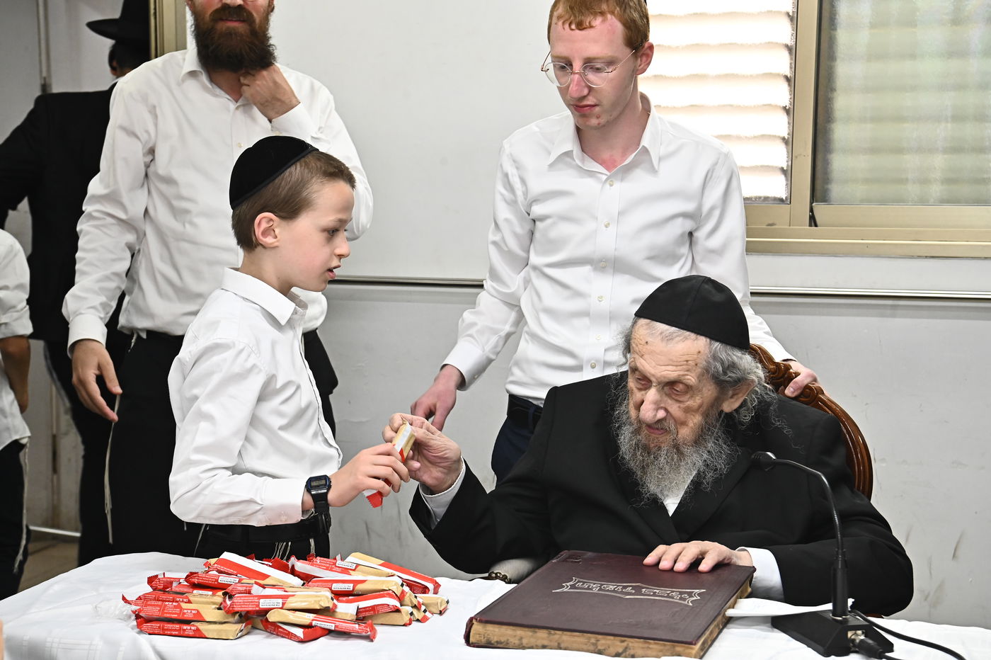 הגר"ד לנדו בוחן את תלמידי תלמוד תורה 'תהילת שלמה'