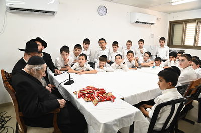 הגר"ד לנדו בוחן את תלמידי תלמוד תורה 'תהילת שלמה'
