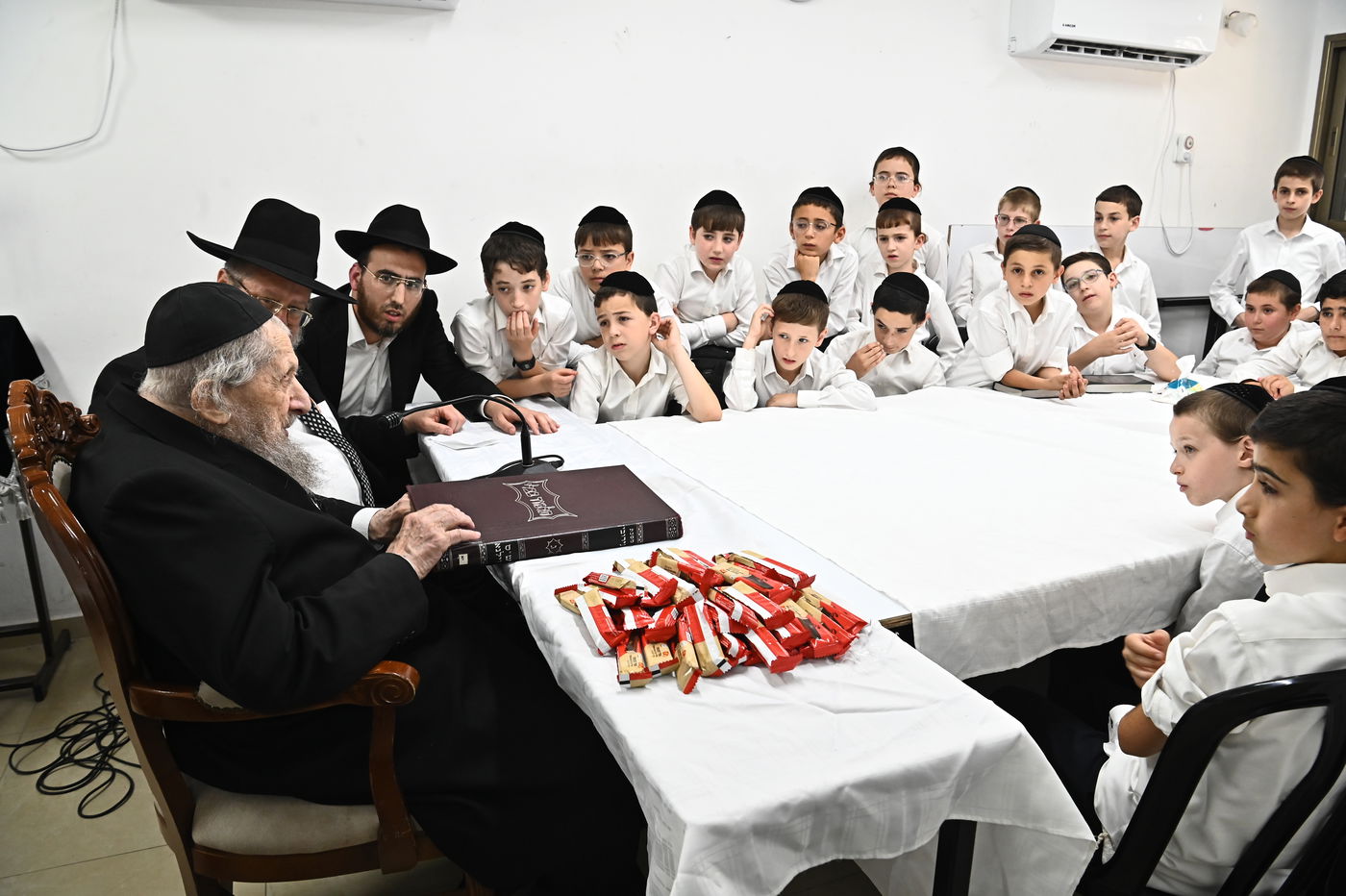 הגר"ד לנדו בוחן את תלמידי תלמוד תורה 'תהילת שלמה'