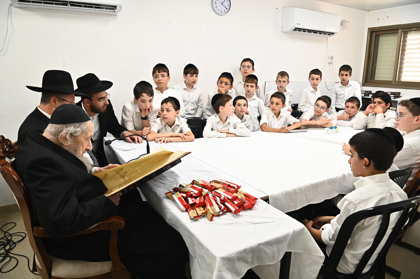 הגר"ד לנדו בוחן את תלמידי תלמוד תורה 'תהילת שלמה'