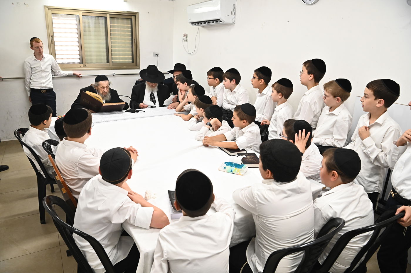 הגר"ד לנדו בוחן את תלמידי תלמוד תורה 'תהילת שלמה'