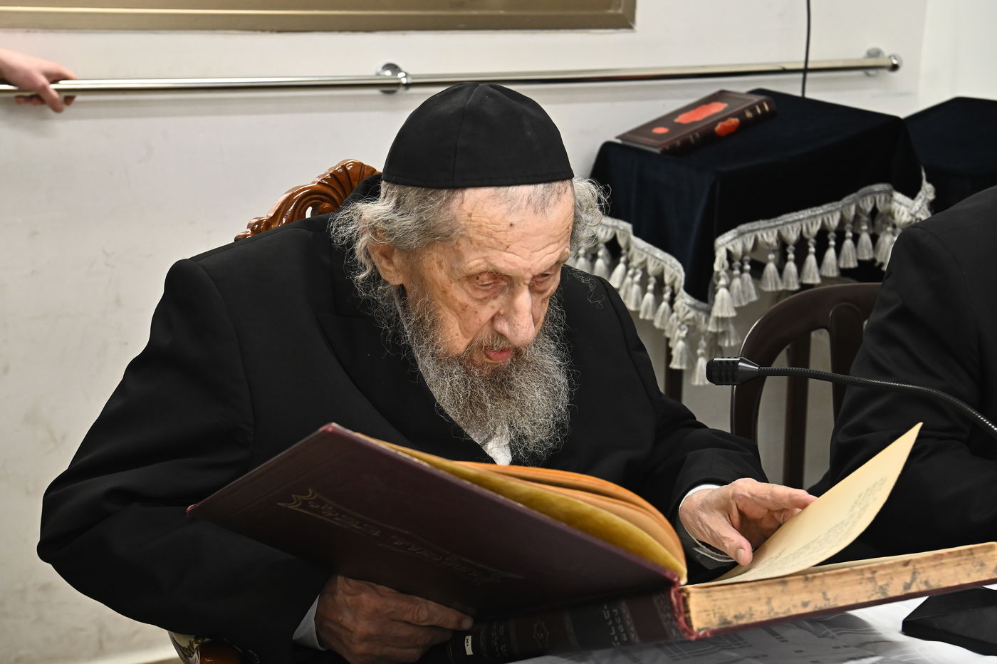 הגר"ד לנדו בוחן את תלמידי תלמוד תורה 'תהילת שלמה'