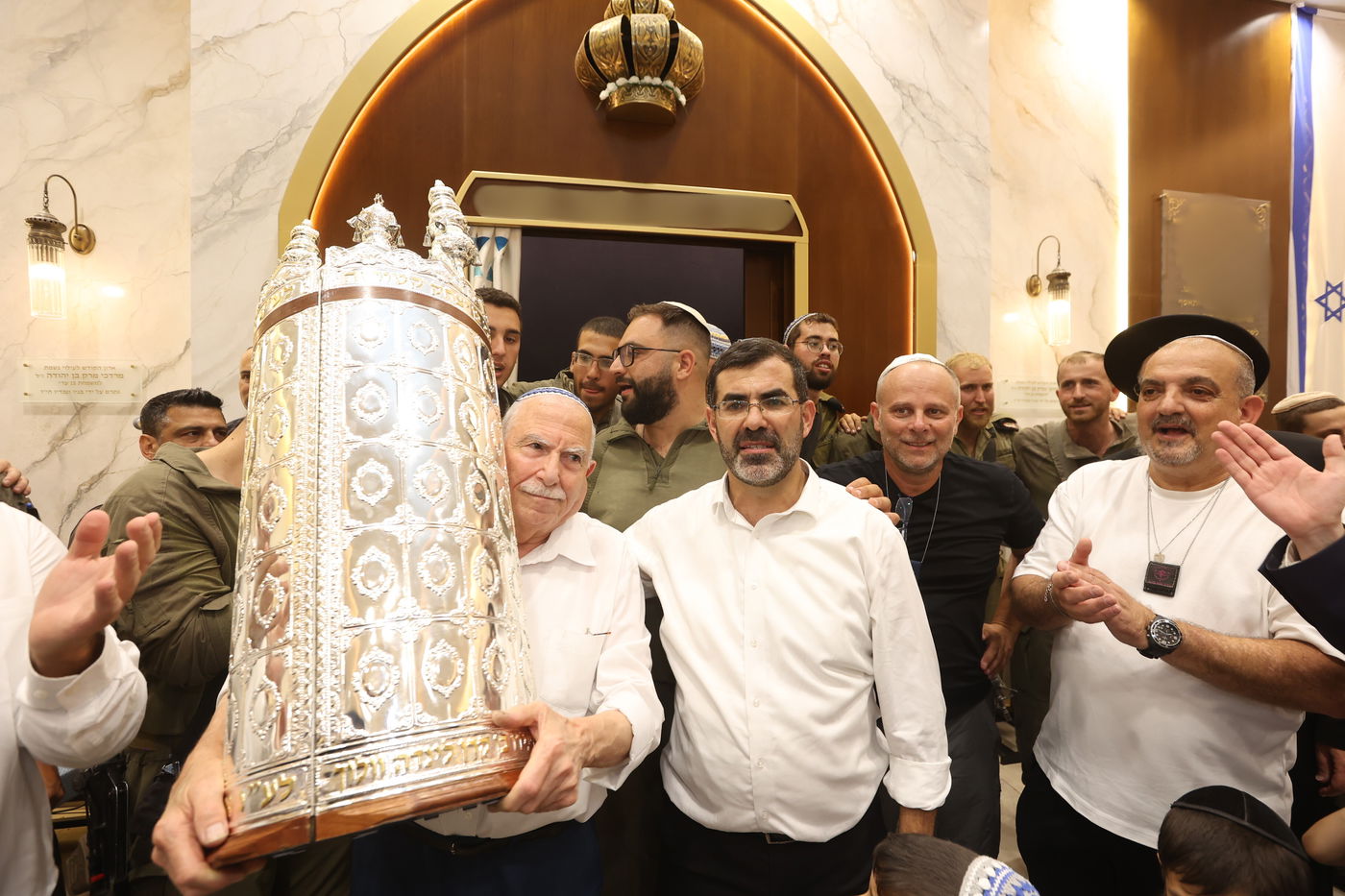 הכנסת ספר תורה של זוכה "יד לאחים"