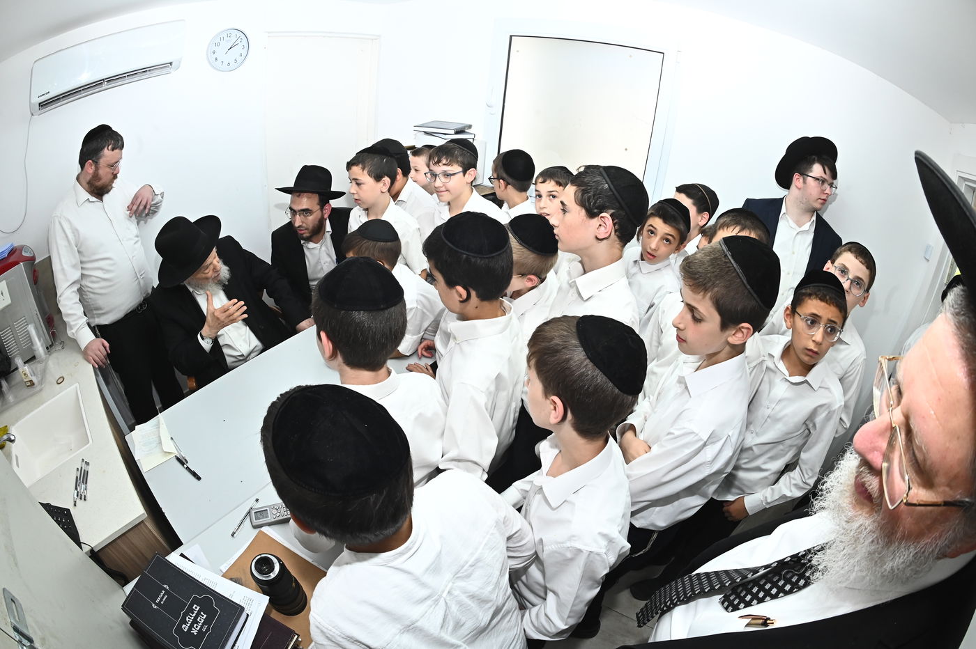 הגרמ"ה הירש בוחן את תלמידי תלמוד תורה 'תהילת שלמה'